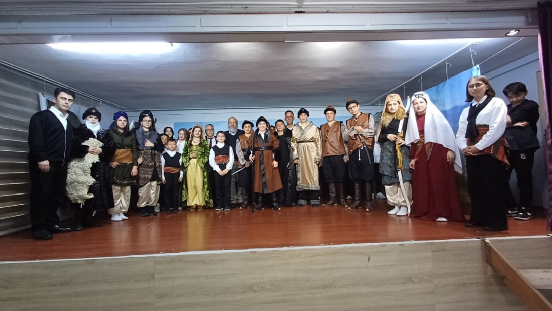 GENÇ AR-GE FAALİYETLERİ KAPSAMINDA MEHMET AKİF ORTAOKULU'NDA TİYATRO GÖSTERİSİ DÜZENLENDİ